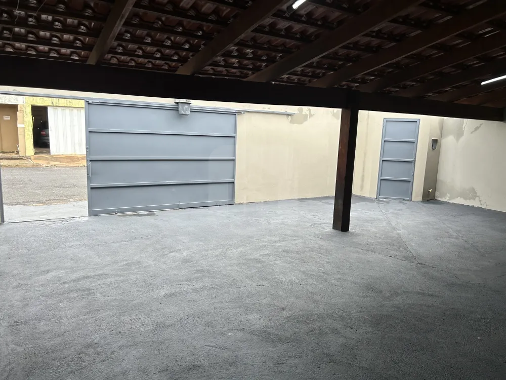 Alugar Casa / Padrão em Uberlândia R$ 1.600,00 - Foto 1