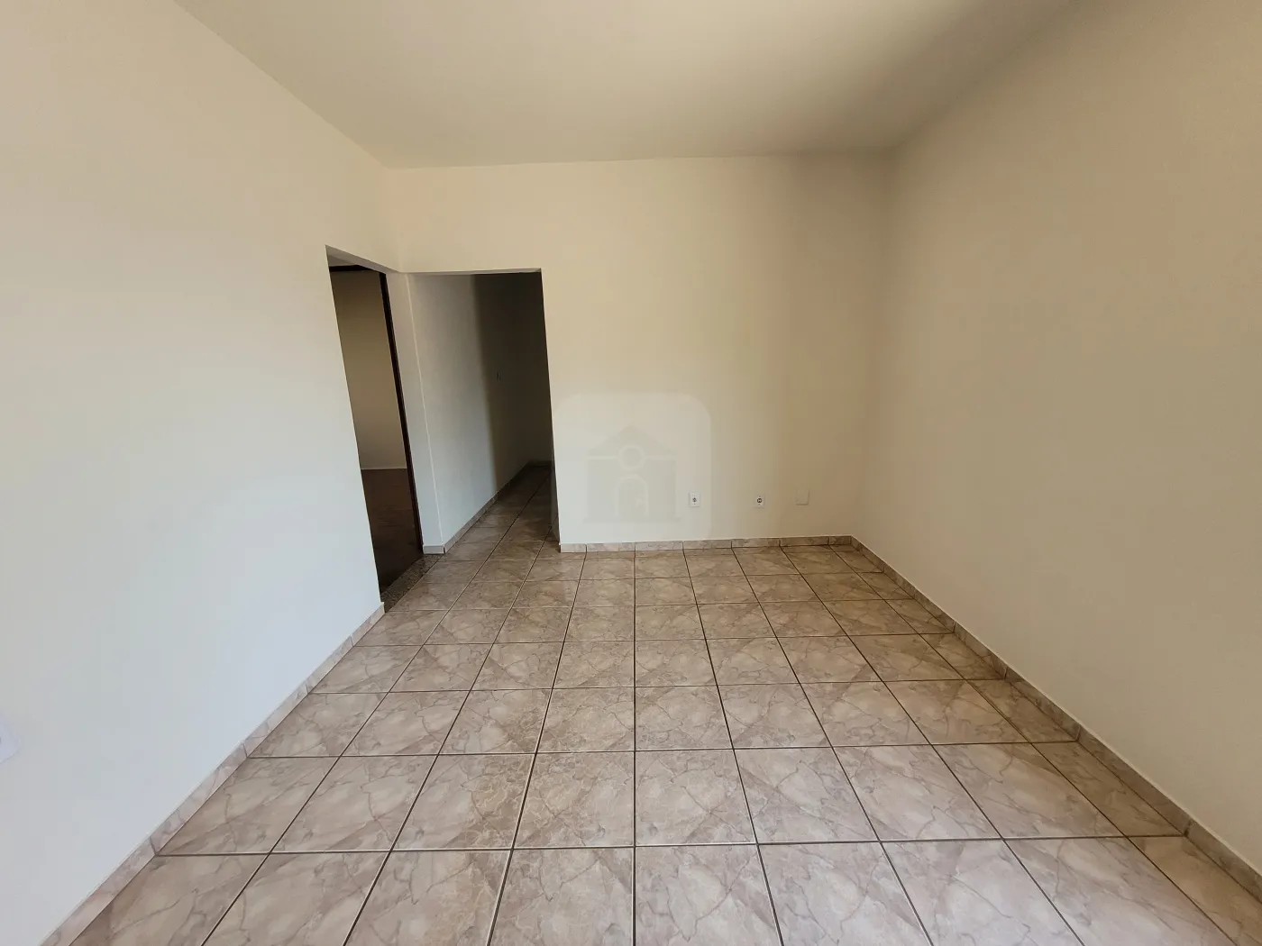 Alugar Casa / Padrão em Uberlândia R$ 1.700,00 - Foto 2