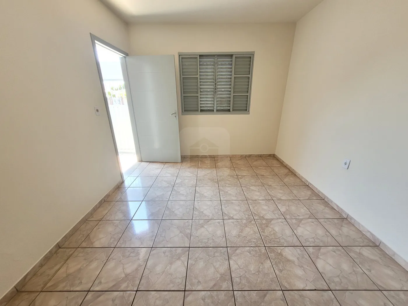 Alugar Casa / Padrão em Uberlândia R$ 1.700,00 - Foto 3