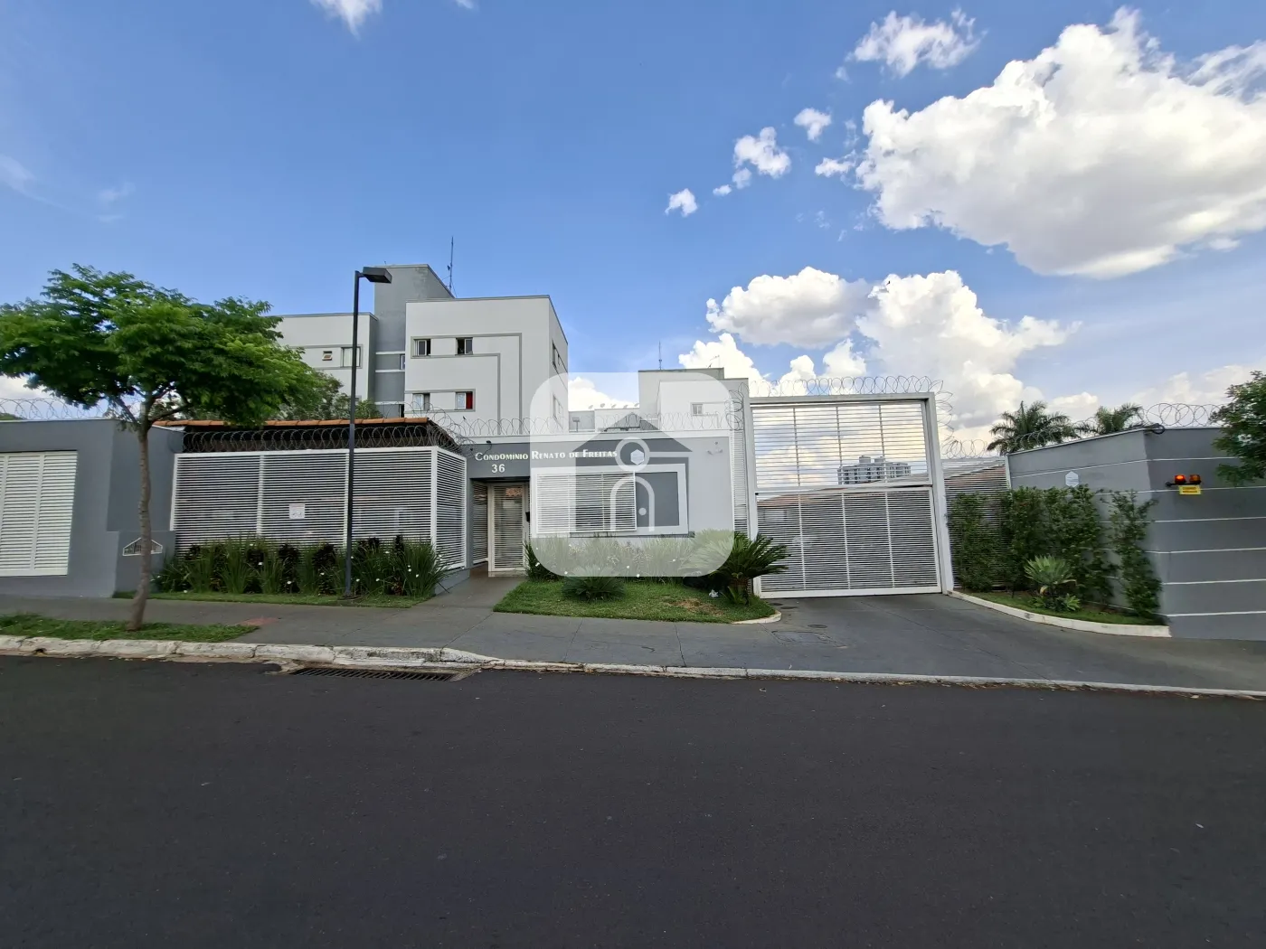 Alugar Apartamento / Padrão em Uberlândia R$ 2.000,00 - Foto 1