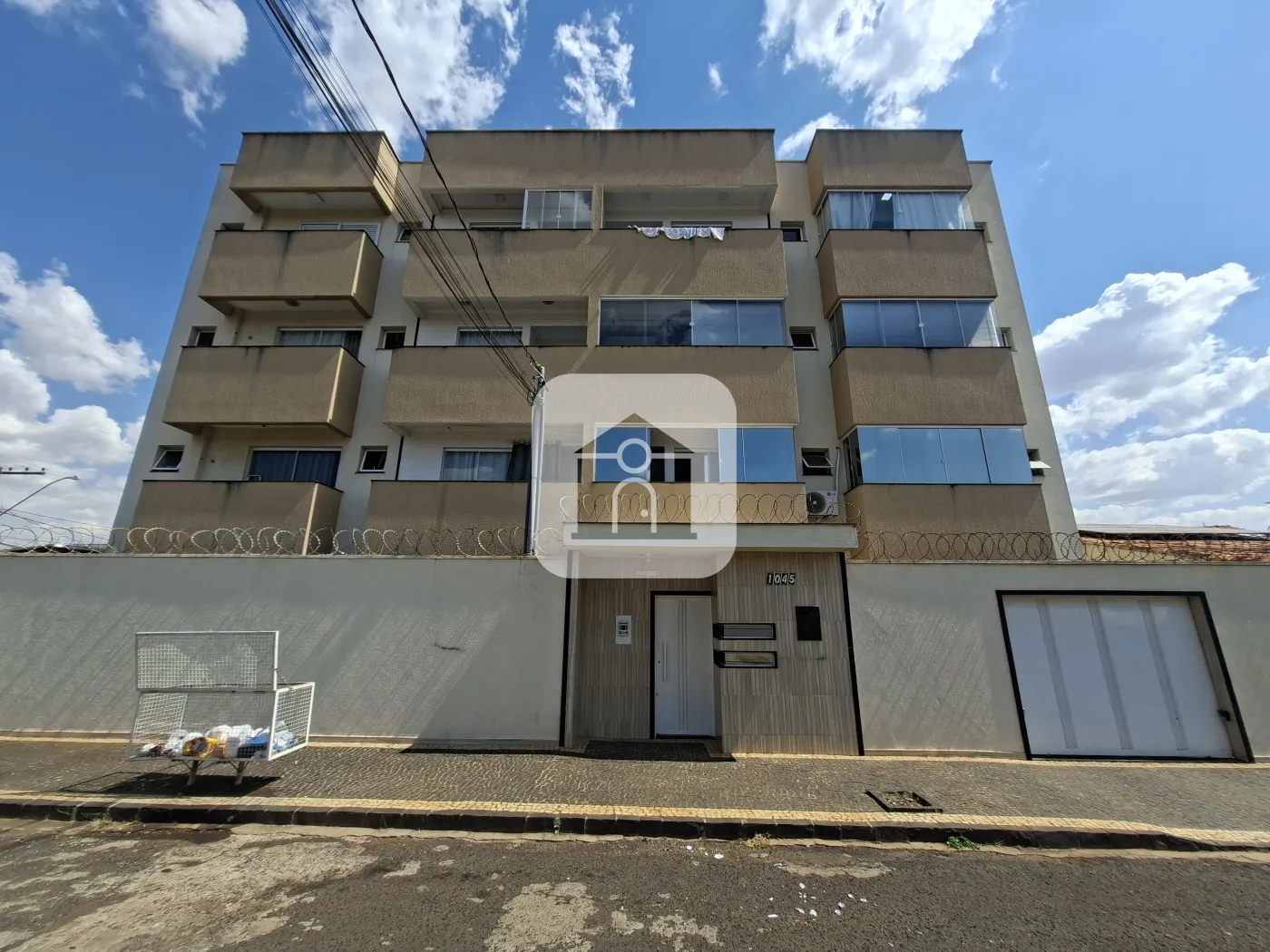 Alugar Apartamento / Padrão em Uberlândia R$ 2.400,00 - Foto 1