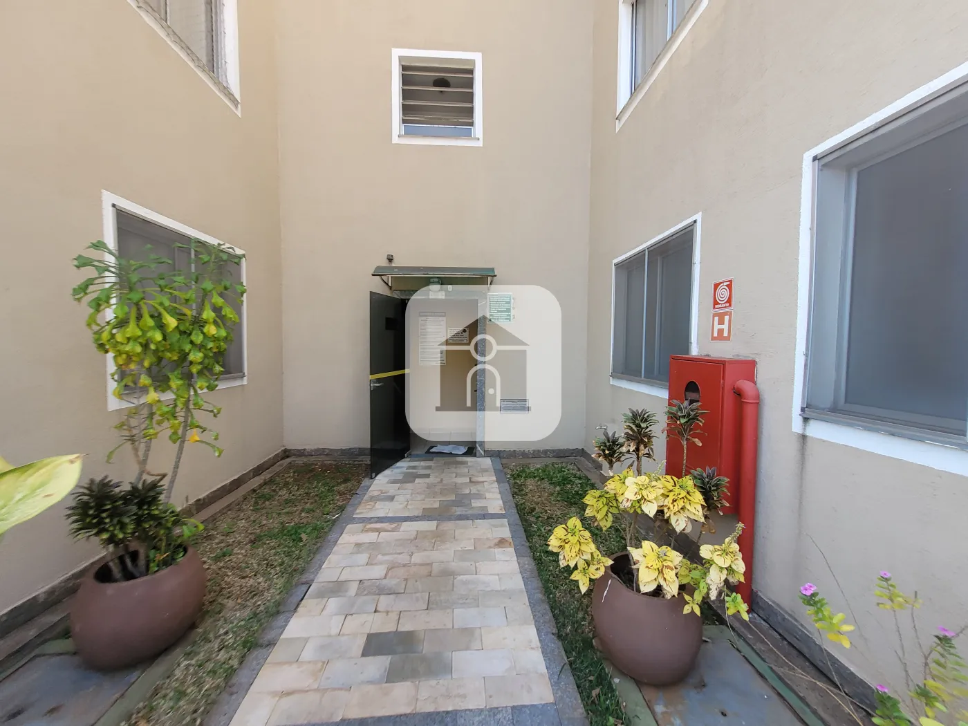 Alugar Apartamento / Padrão em Uberlândia R$ 1.100,00 - Foto 2