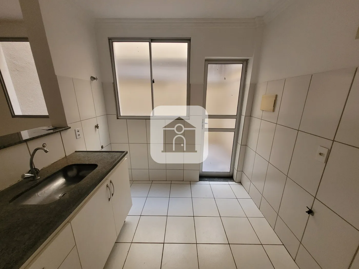 Alugar Apartamento / Padrão em Uberlândia R$ 1.100,00 - Foto 6