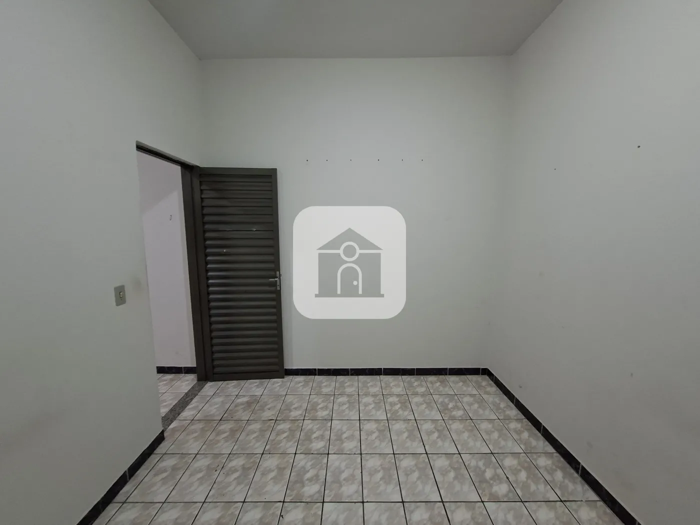 Alugar Casa / Colônia em Uberlândia R$ 1.100,00 - Foto 2