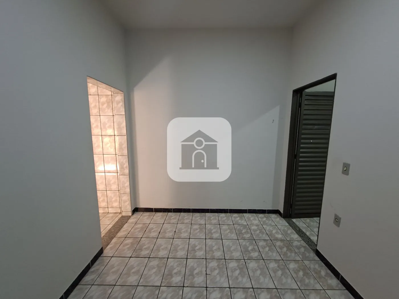 Alugar Casa / Colônia em Uberlândia R$ 1.100,00 - Foto 4