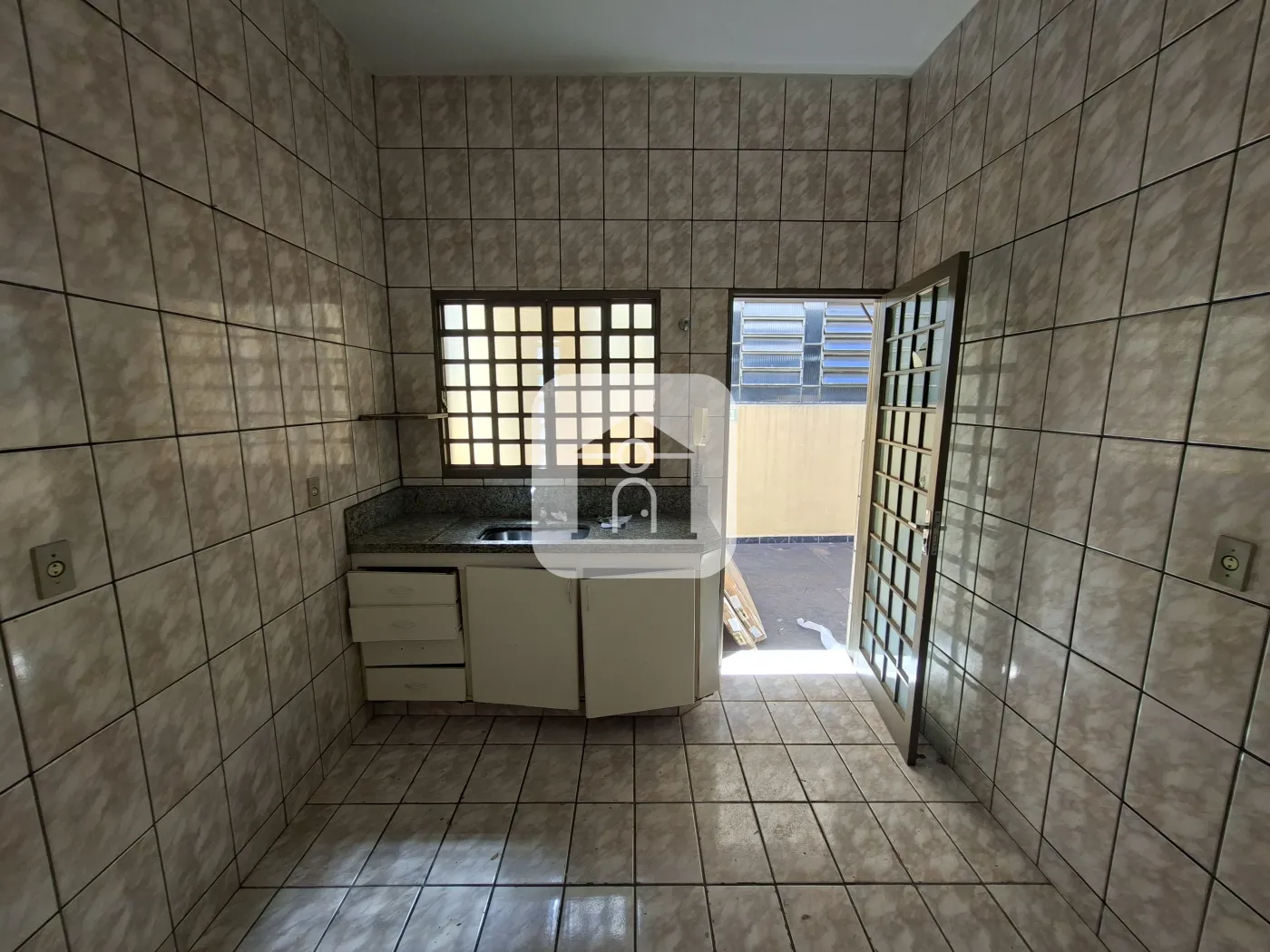 Alugar Casa / Colônia em Uberlândia R$ 1.100,00 - Foto 5