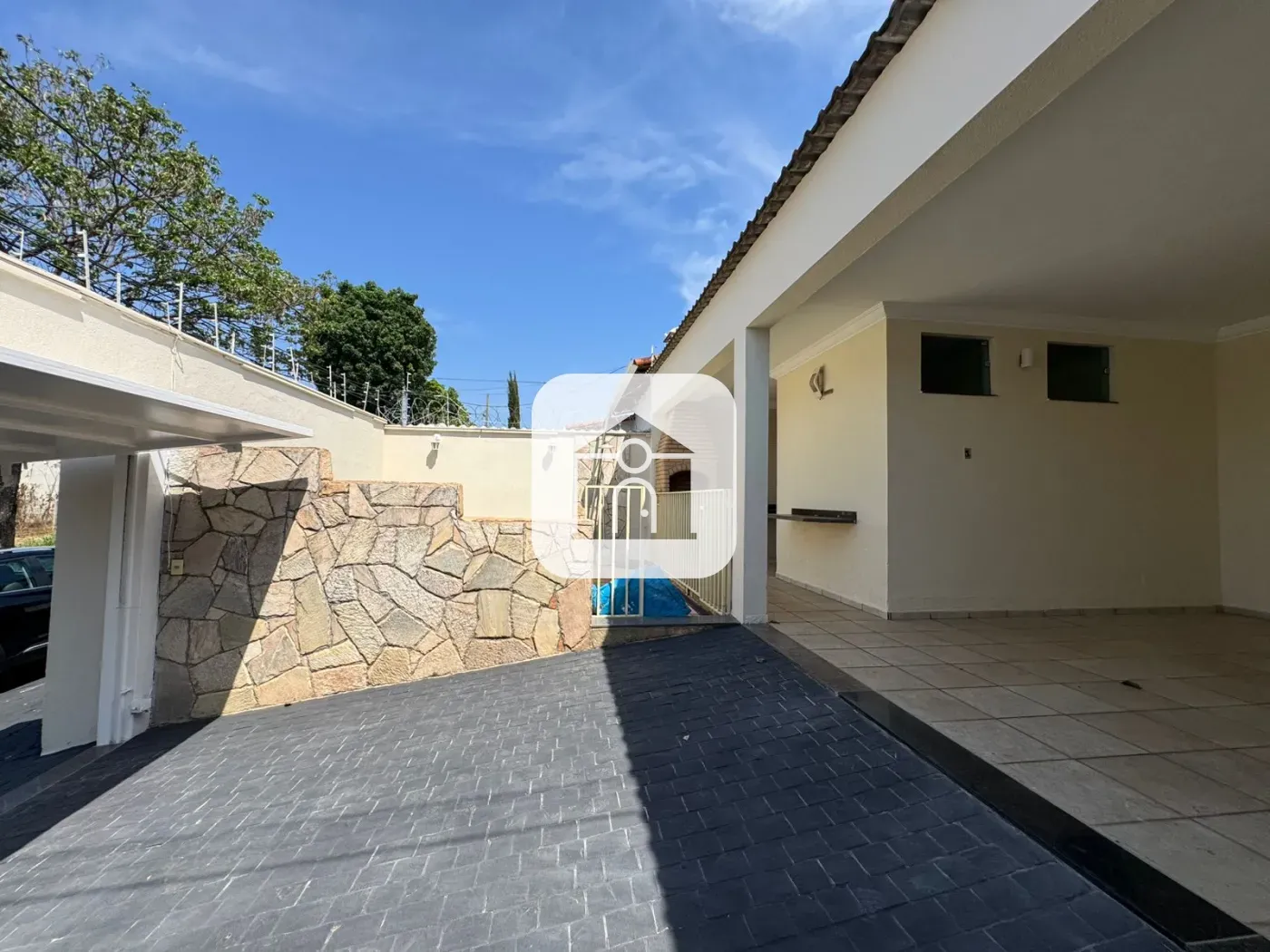 Alugar Casa / Padrão em Uberlândia R$ 3.000,00 - Foto 2