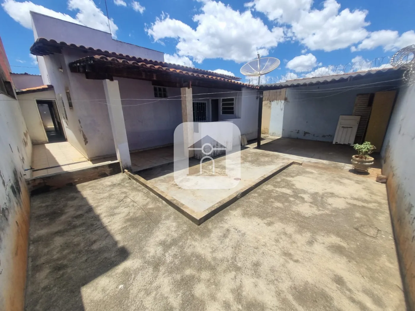 Alugar Casa / Padrão em Uberlândia R$ 1.200,00 - Foto 1