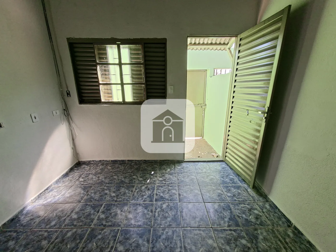 Alugar Casa / Padrão em Uberlândia R$ 1.100,00 - Foto 3