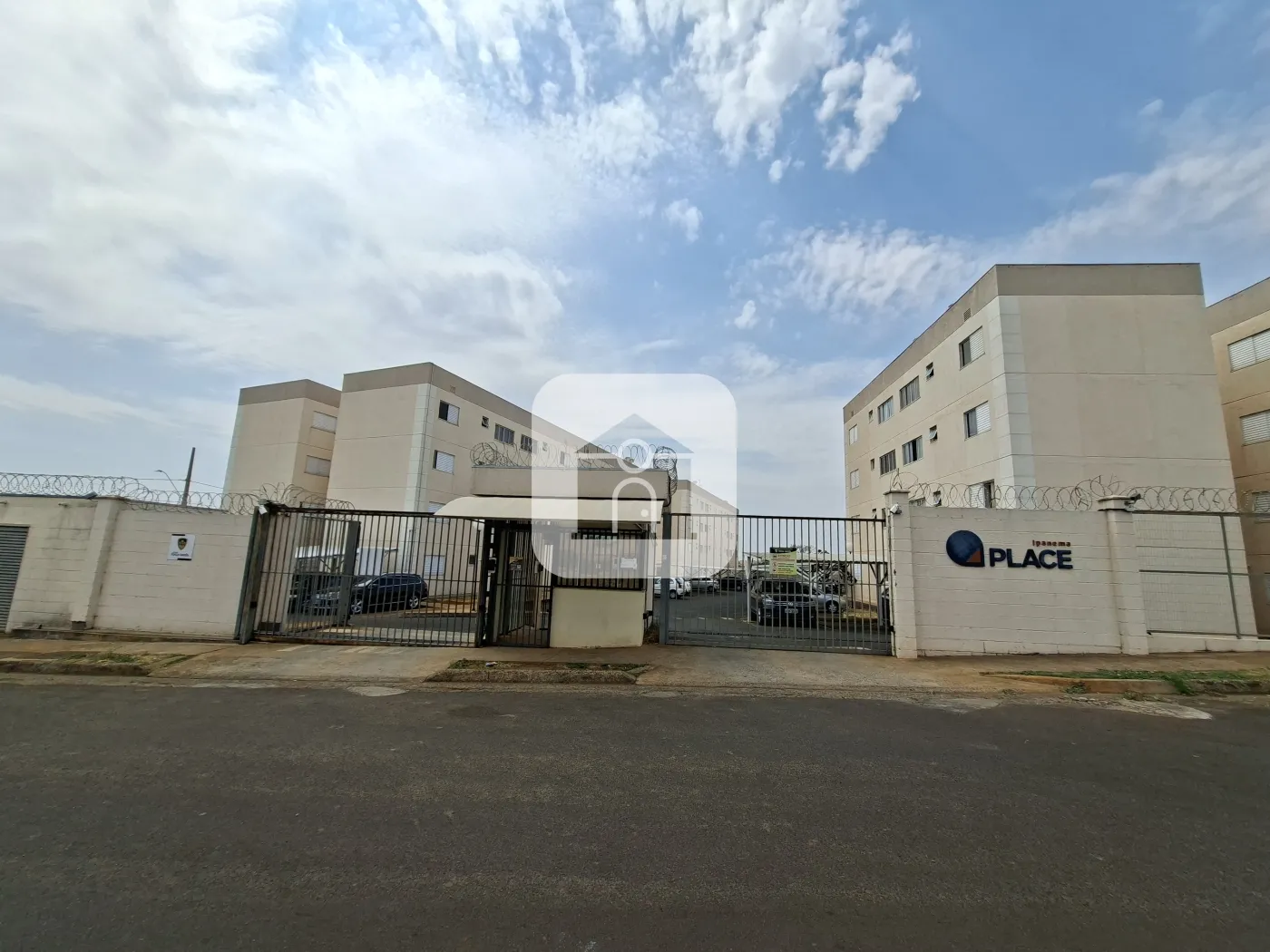 Alugar Apartamento / Padrão em Uberlândia R$ 900,00 - Foto 1