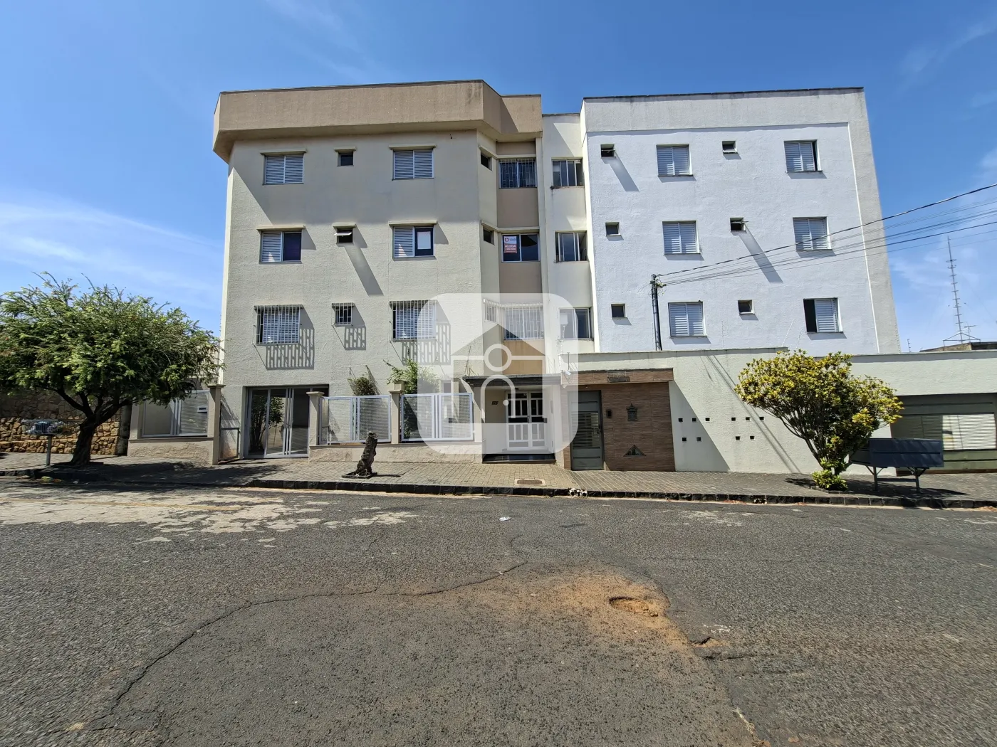 Alugar Apartamento / Padrão em Uberlândia R$ 1.600,00 - Foto 1