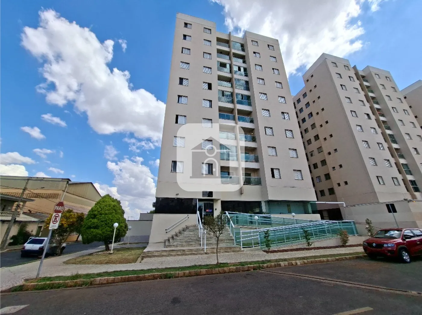 Alugar Apartamento / Padrão em Uberlândia R$ 2.000,00 - Foto 1