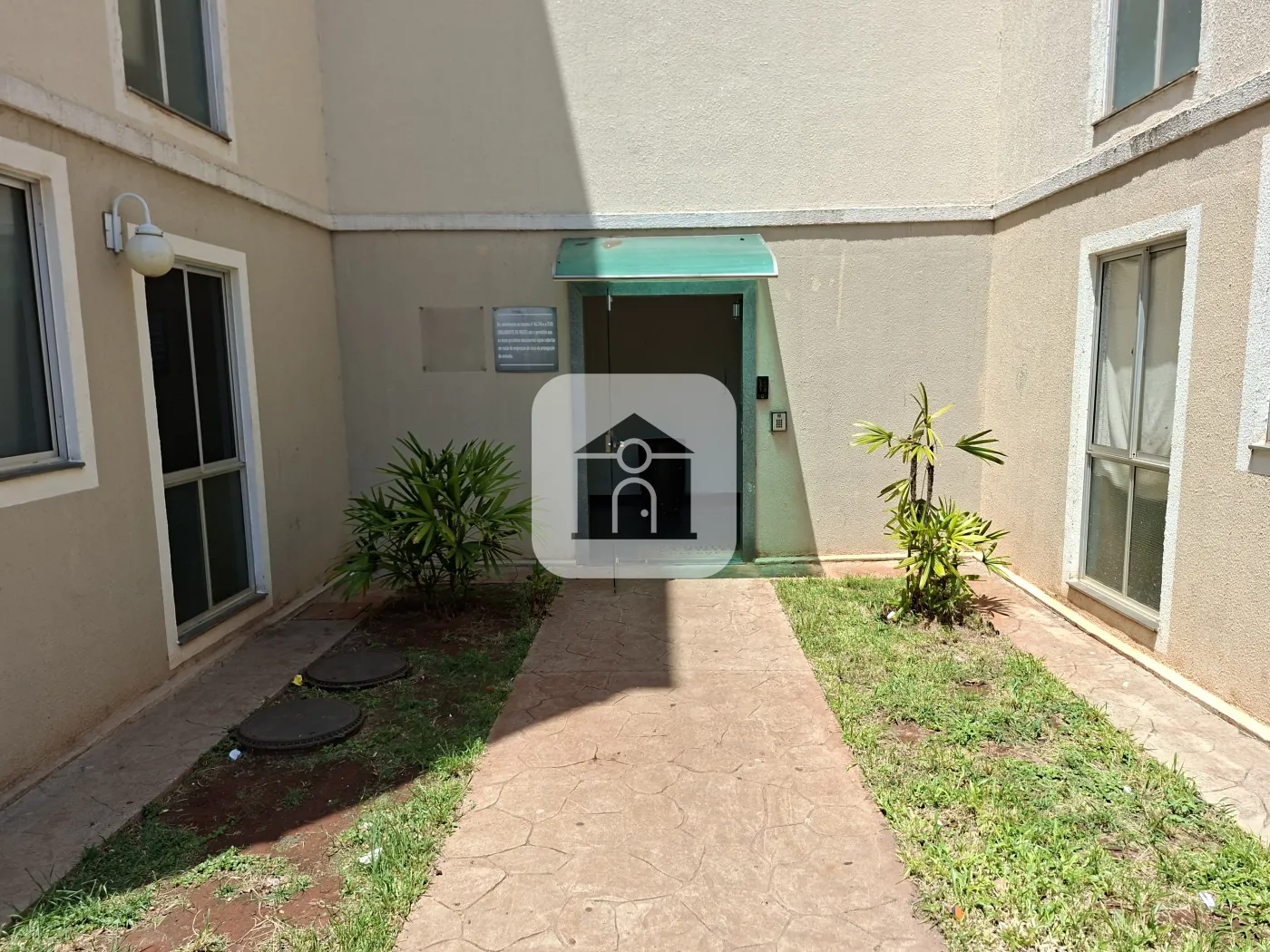 Alugar Apartamento / Padrão em Uberlândia R$ 1.100,00 - Foto 2