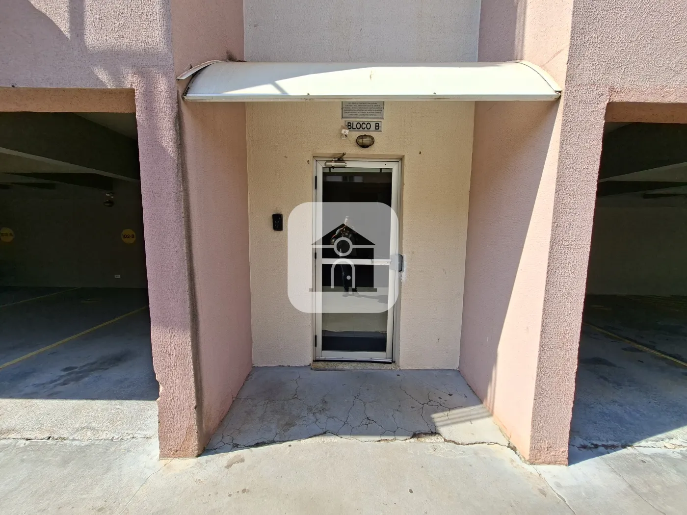 Alugar Apartamento / Padrão em Uberlândia R$ 1.000,00 - Foto 2