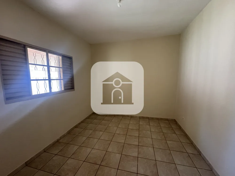 Alugar Casa / Padrão em Uberlândia R$ 1.250,00 - Foto 2
