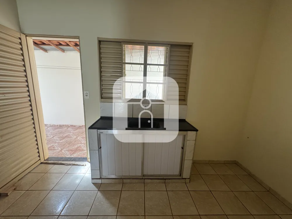 Alugar Casa / Padrão em Uberlândia R$ 1.250,00 - Foto 4