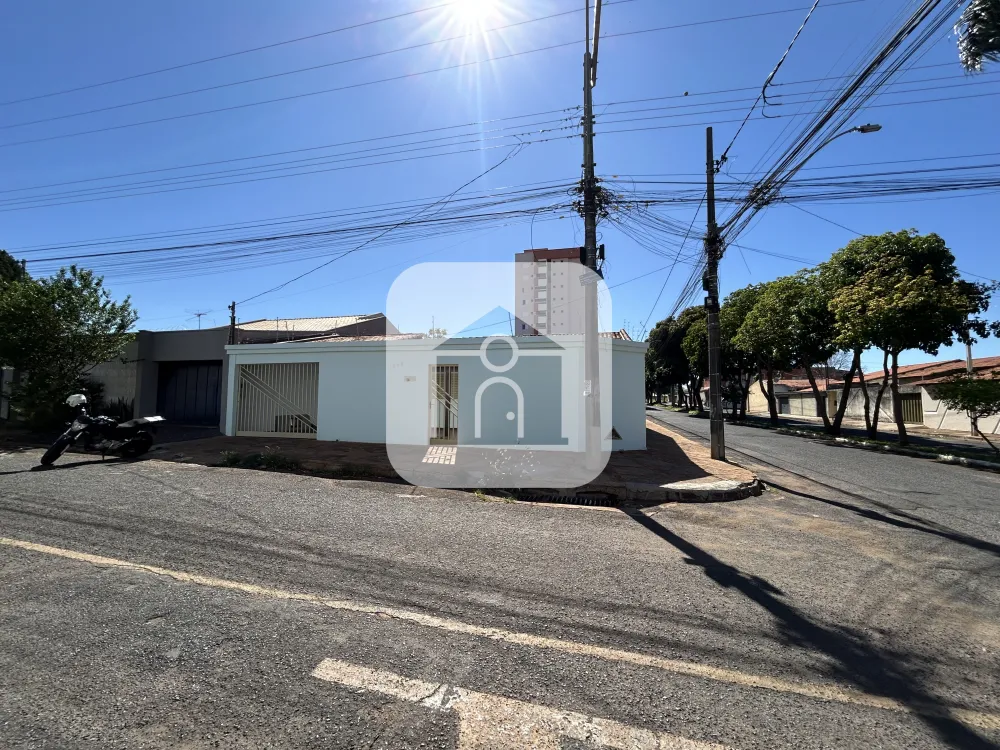 Alugar Casa / Padrão em Uberlândia R$ 3.000,00 - Foto 1