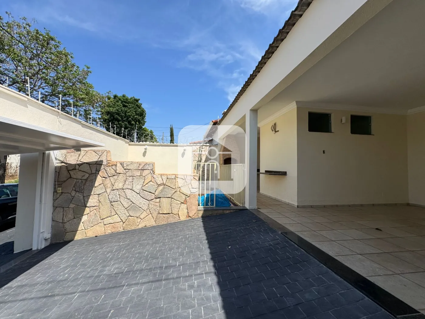 Comprar Casa / Padrão em Uberlândia R$ 1.200.000,00 - Foto 3