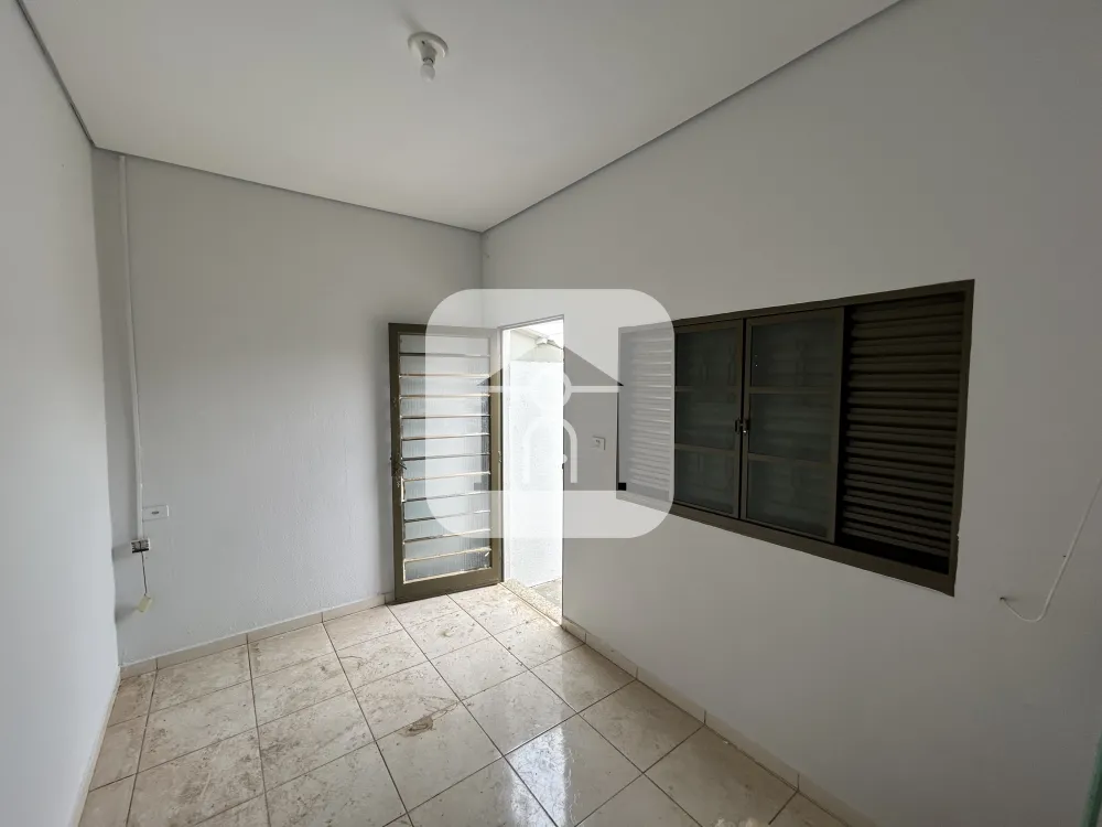 Alugar Casa / Padrão em Uberlândia R$ 950,00 - Foto 3