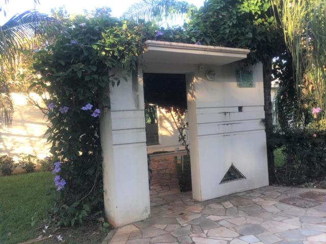 Alugar Casa / Chácara em Uberlândia. apenas R$ 2.300.000,00