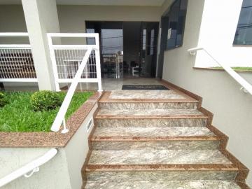 Alugar Apartamento / Padrão em Uberlandia. apenas R$ 1.300,00