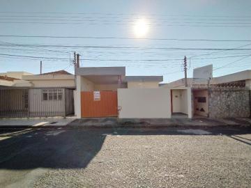 Alugar Casa / Padrão em Uberlândia. apenas R$ 1.600,00