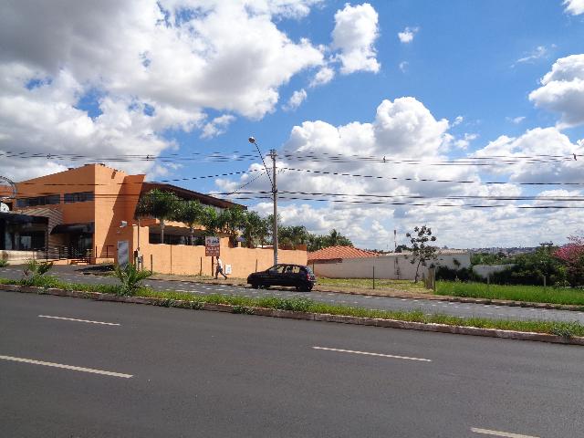 Alugar Terreno / Padrão em Uberlândia.