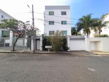 Alugar Apartamento / Padrão em Uberlândia. apenas R$ 700,00