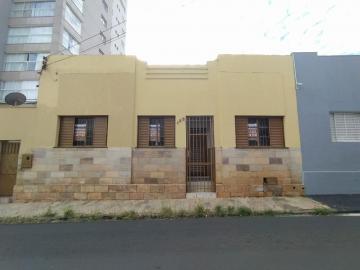 Alugar Casa / Padrão em Uberlândia. apenas R$ 2.000,00