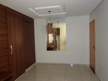 Alugar Apartamento / Padrão em Uberlândia. apenas R$ 900,00