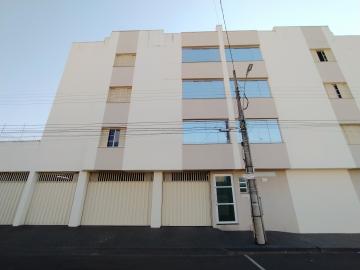 Alugar Apartamento / Padrão em Uberlândia. apenas R$ 1.050,00