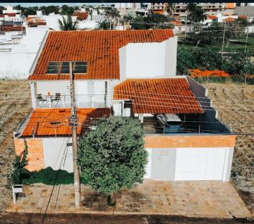Casa estilo sobrado à venda no Bairro Jardim Karaiba