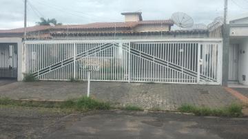 Alugar Casa / Padrão em Uberlândia. apenas R$ 3.500,00