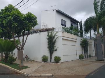 Alugar Casa / Padrão em Uberlândia. apenas R$ 790.000,00