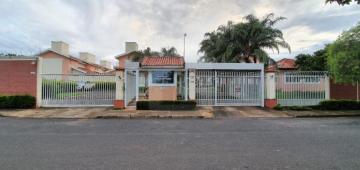 Alugar Casa / Condomínio em Uberlandia. apenas R$ 1.800,00