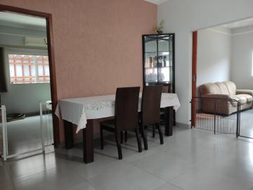 Alugar Casa / Padrão em Uberlândia. apenas R$ 850.000,00