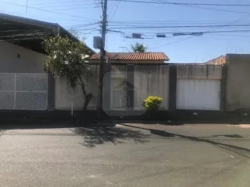 Alugar Casa / Padrão em Uberlândia. apenas R$ 1.702,04