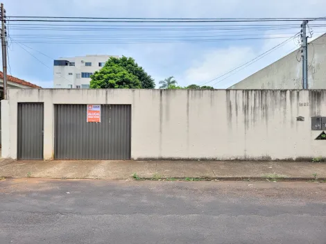 Alugar Casa / Padrão em Uberlândia. apenas R$ 600,00