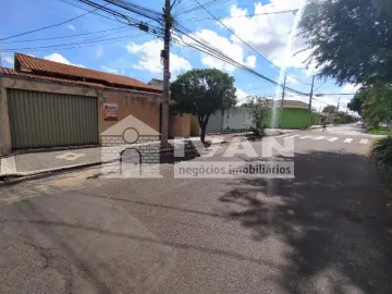 Alugar Casa / Padrão em Uberlândia. apenas R$ 1.700,00