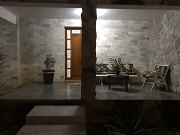 Alugar Casa / Padrão em Uberlândia. apenas R$ 850.000,00