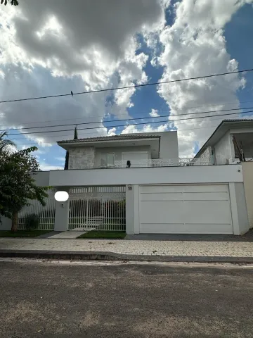Alugar Casa / Padrão em Uberlândia. apenas R$ 1.950.000,00