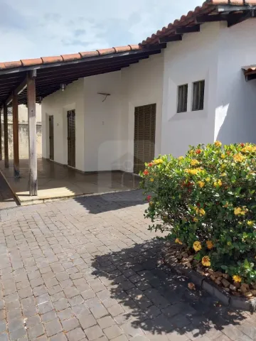 Alugar Casa / Padrão em Uberlândia. apenas R$ 1.570.000,00