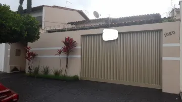 Alugar Casa / Padrão em Uberlândia. apenas R$ 680.000,00