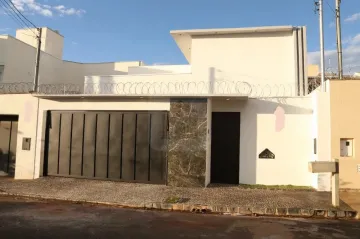 Alugar Casa / Padrão em Uberlândia. apenas R$ 850.000,00