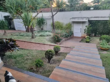 Alugar Casa / Padrão em Uberlândia. apenas R$ 2.300.000,00