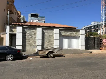 Casa à venda no bairro Santa Mônica em Uberlândia.