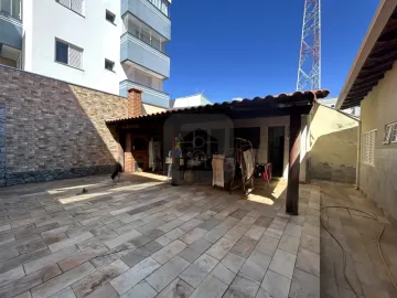 Casa à venda no bairro Santa Mônica em Uberlândia.