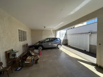 Casa à venda no bairro Santa Mônica em Uberlândia.