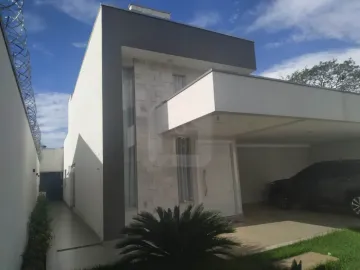 Alugar Casa / Padrão em Uberlândia. apenas R$ 1.350.000,00
