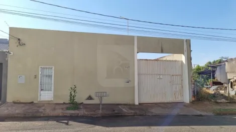 Alugar Casa / Padrão em Uberlândia. apenas R$ 4.300,00